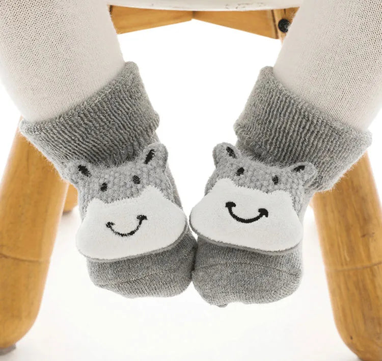 Herbst Winter Baby Mädchen Weiche Baumwolle Terry Boden Socken Neugeborenen 3D Puppe Cartoon Tier Bogen Anti Slip Schuhe für Kleinkind junge Kleidung