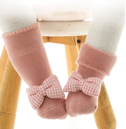 Herbst Winter Baby Mädchen Weiche Baumwolle Terry Boden Socken Neugeborenen 3D Puppe Cartoon Tier Bogen Anti Slip Schuhe für Kleinkind junge Kleidung