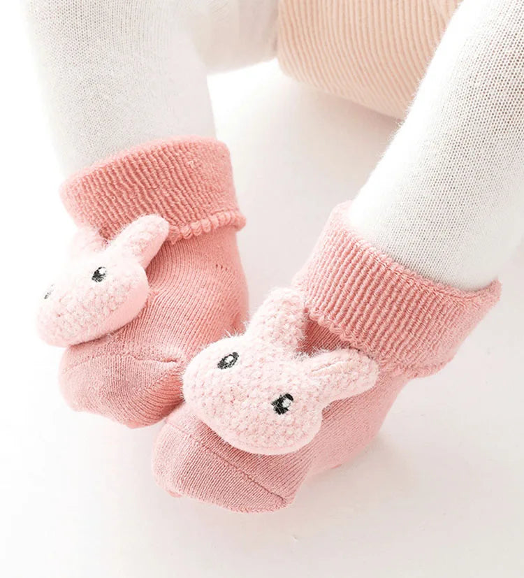 Herbst Winter Baby Mädchen Weiche Baumwolle Terry Boden Socken Neugeborenen 3D Puppe Cartoon Tier Bogen Anti Slip Schuhe für Kleinkind junge Kleidung